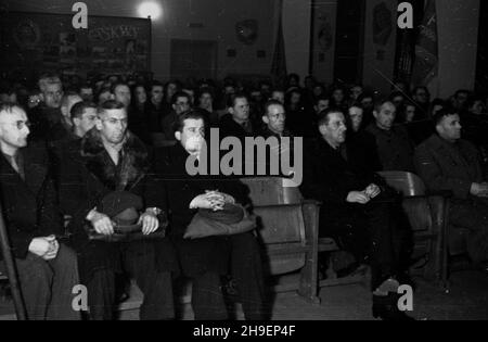 Warszawa, 1947-11-22. Obchody jubileuszu 55-lecia Polskiej Partii Socjalistycznej zorganizowane przez Wojewódzki Komitet Wykonawczy partii w £odzi. NZ. Uczestnicy uroczystoœci. po/mgs PAP Varsavia, 22 novembre 1947. Cerimonie che segnano il 55° anniversario del Partito Socialista Polacco organizzato dal Comitato esecutivo provinciale del partito a Lodz. Nella foto: Partecipanti alle cerimonie. po/mgs PAP Foto Stock