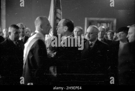 Kielce, 1947-11-23. Dom Kultury. II Zjazd Wojewódzki Stronnictha Demokratycznego po³¹czony z wrêczeniem sztandaru ufundowanego przez spo³eczeñstwo. Prezes Komitetu Wojewódzkiego SD Winiarski (3L) przekazuje sztandar chor¹¿emu Graczykowskiemu (2L). mb/mgs PAP Kielce, 23 novembre 1947. Centro Culturale. II Congresso Provinciale del Partito democratico (SD) con presentazione di uno standard finanziato dai polacchi. Nella foto: Leader del Comitato Provinciale SD Winiarski (3° a sinistra) che presenta lo standard al portatore-standard Graczykowski (2° a sinistra). mb/mgs PAP Foto Stock