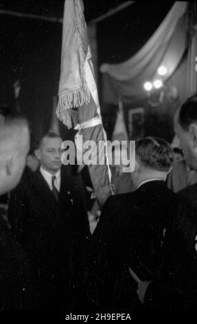 Kielce, 1947-11-23. Dom Kultury. II Zjazd Wojewódzki Stronnictha Demokratycznego po³¹czony z wrêczeniem sztandaru ufundowanego przez spo³eczeñstwo. NZ. ministro komunikacji Jan Rabanowski (L) wrêcza sztandar. mb/mgs PAP Kielce, 23 novembre 1947. Centro Culturale. II Congresso Provinciale del Partito democratico con presentazione di una bandiera finanziata dai Polacchi. Nella foto: Il Ministro della comunicazione Jan Rabanowski (a sinistra) presenta il banner. mb/MGS PAP Foto Stock