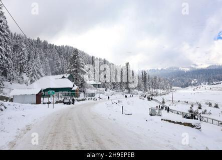 Gulmarg, India. 06 dicembre 2021. Una vista generale della famosa stazione sciistica di Gulmarg coperta di neve dopo la prima nevicata pesante della stagione il 06 dicembre 2021 a Gulmarg, Kashmir. Gulmarg, situato ai piedi dell'Himalaya a 2,745 metri (9,000 piedi) sul livello del mare, è una delle principali destinazioni sciistiche dell'Asia meridionale. (Foto di Sajad Hameed/Pacific Press/Sipa USA) Credit: Sipa USA/Alamy Live News Foto Stock