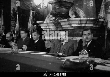 Kielce, 1947-11-23. Dom Kultury. II Zjazd Wojewódzki Stronnictha Demokratycznego po³¹czony z wrêczeniem sztandaru ufundowanego przez spo³eczeñstwo. m.in. w prezydium: Sekretarz generalny SD Leon Chajn (1P), ministro komunikacji Jan Rabanowski (3P). mb/mgs PAP Kielce, 23 novembre 1947. Centro Culturale. II Congresso Provinciale del Partito democratico (SD) con presentazione di uno standard finanziato dai polacchi. Nella foto: Comitato direttivo - Segretario generale della SD Leon Chajn (1° rigore), ministro delle comunicazioni Jan Rabanowski (3° destra). mb/MGS PAP Foto Stock