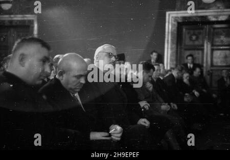 Kielce, 1947-11-23. Dom Kultury. II Zjazd Wojewódzki Stronnictha Demokratycznego po³¹czony z wrêczeniem sztandaru ufundowanego przez spo³eczeñstwo. mb/mgs PAP Kielce, 23 novembre 1947. Centro Culturale. II Congresso Provinciale del Partito democratico (SD) con presentazione di uno standard finanziato dai polacchi mb/mgs PAP Foto Stock