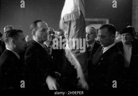 Kielce, 1947-11-23. Dom Kultury. II Zjazd Wojewódzki Stronnictha Demokratycznego po³¹czony z wrêczeniem sztandaru ufundowanego przez spo³eczeñstwo. NZ. ministro komunikacji Jan Rabanowski (P) wrêcza sztandar. mb/mgs PAP Kielce, 23 novembre 1947. Centro Culturale. II Congresso Provinciale del Partito democratico con presentazione di una bandiera finanziata dai Polacchi. Nella foto: Il Ministro della comunicazione Jan Rabanowski (a destra) presenta il banner. mb/MGS PAP Foto Stock