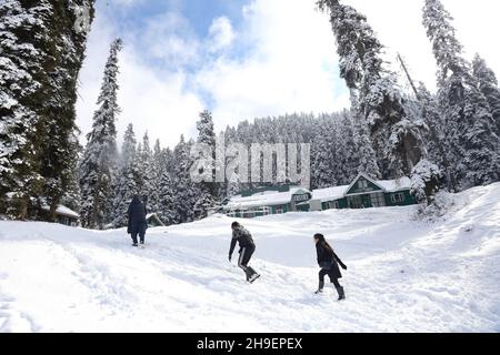 Gulmarg, India. 06 dicembre 2021. I turisti indiani possono fare una passeggiata nella stazione sciistica coperta di Gulmarg dopo la prima nevicata pesante della stagione il 06 dicembre 2021 a Gulmarg, Kashmir. Gulmarg, situato ai piedi dell'Himalaya a 2,745 metri (9,000 piedi) sul livello del mare, è una delle principali destinazioni sciistiche dell'Asia meridionale. (Foto di Sajad Hameed/Pacific Press/Sipa USA) Credit: Sipa USA/Alamy Live News Foto Stock