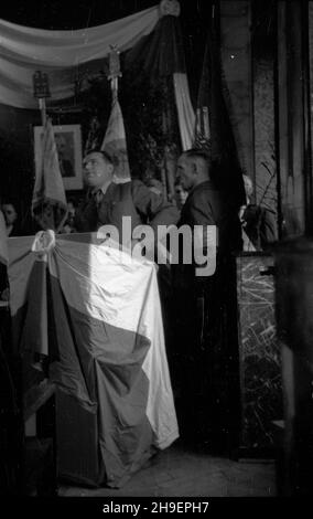 Kielce, 1947-11-23. Dom Kultury. II Zjazd Wojewódzki Stronnictha Demokratycznego po³¹czony z wrêczeniem sztandaru ufundowanego przez spo³eczeñstwo. mb/mgs PAP Kielce, 23 novembre 1947. Centro Culturale. II Congresso Provinciale del Partito democratico (SD) con presentazione di uno standard finanziato dai polacchi mb/mgs PAP Foto Stock