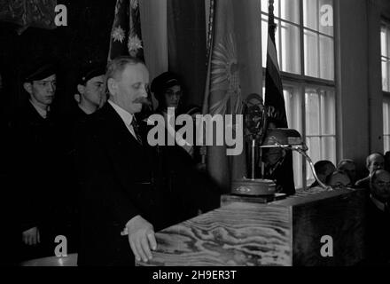 Warszawa, 1947-11-30. Uroczystoœæ rozpoczêcia roku akademickiego na Politechnice Warszawskiej. NZ. Przemawia rektor Edward Warcha³owski. po/mgs PAP Varsavia, 30 novembre 1947. Inaugurazione di un anno accademico presso l'Università tecnica di Varsavia. Nella foto: Intervento del presidente dell'Università Edward Warchalowski. po/mgs PAP Foto Stock