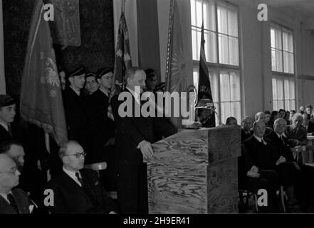 Warszawa, 1947-11-30. Uroczystoœæ rozpoczêcia roku akademickiego na Politechnice Warszawskiej. NZ. Przemawia rektor Edward Warcha³owski. po/mgs PAP Varsavia, 30 novembre 1947. Inaugurazione di un anno accademico presso l'Università tecnica di Varsavia. Nella foto: Parla il presidente dell'Università Edward Warchalowski. po/mgs PAP Foto Stock