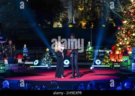 Washington, Stati Uniti d'America. 02 dicembre 2021. Il cantante Kristin Chenoweth e Keb' Mo' si esibiscono sul palco durante la 99° illuminazione della cerimonia nazionale dell'albero di Natale sull'ellisse, 2 dicembre 2021 a Washington, D.C. Credit: Tami A. Heilemann/U.S. Dipartimento interni/Alamy Live News Foto Stock