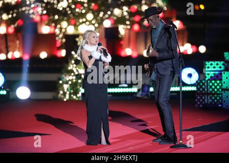 Washington, Stati Uniti d'America. 02 dicembre 2021. Il cantante Kristin Chenoweth e Keb' Mo' si esibiscono sul palco durante la 99° illuminazione della cerimonia nazionale dell'albero di Natale sull'ellisse, 2 dicembre 2021 a Washington, D.C. Credit: Nathan King/National Park Service/Alamy Live News Foto Stock