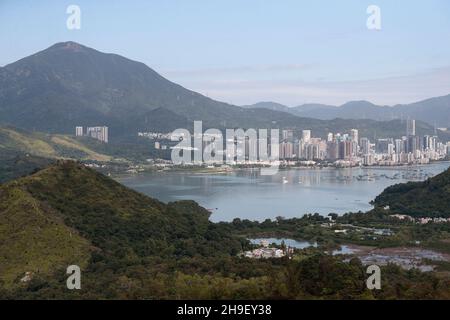 Vista di Starling Inlet e della città di Sha Tau Kok - ng Tung Shan, Cina, in alto a sinistra - da Sir Edward Youde Pagoda, nuovi territori, Hong Kong 9th Nov 2021 Foto Stock