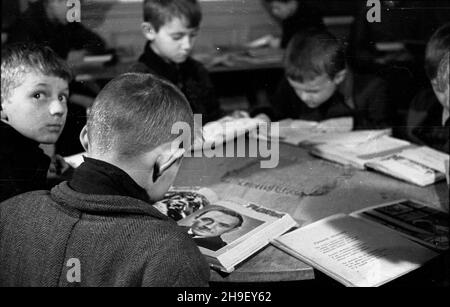 Warszawa, 1947-12. Czytelnia dzieciêca przy ul. Piusa XI (ul. Piêknej). bb/gr PAP Dok³adny dzieñ wydarzenia nieustalony. Varsavia, 1947 dicembre. La sala lettura per bambini in via Pius 11th (via Piekna). bb/gr PAP Foto Stock