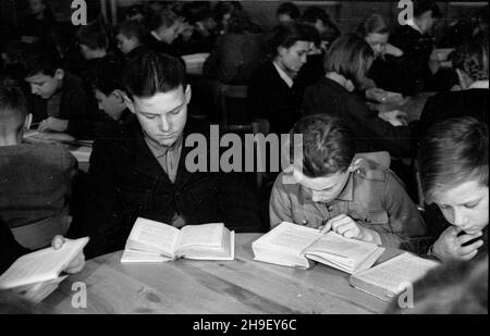 Warszawa, 1947-12. Czytelnia dzieciêca przy ul. Piusa XI (ul. Piêknej). bb/gr PAP Dok³adny dzieñ wydarzenia nieustalony. Varsavia, 1947 dicembre. La sala lettura per bambini in via Pius 11th (via Piekna). bb/gr PAP Foto Stock