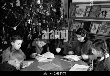 Warszawa, 1947-12. Czytelnia dzieciêca przy ul. Piusa XI (ul. Piêknej). bb/gr PAP Dok³adny dzieñ wydarzenia nieustalony. Varsavia, 1947 dicembre. La sala lettura per bambini in via Pius 11th (via Piekna). bb/gr PAP Foto Stock