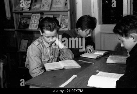 Warszawa, 1947-12. Czytelnia dzieciêca przy ul. Piusa XI (ul. Piêknej). bb/gr PAP Dok³adny dzieñ wydarzenia nieustalony. Varsavia, 1947 dicembre. La sala lettura per bambini in via Pius 11th (via Piekna). bb/gr PAP Foto Stock