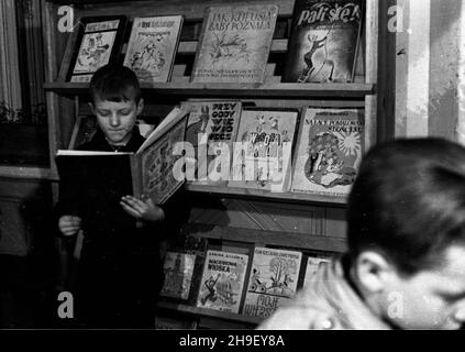 Warszawa, 1947-12. Czytelnia dzieciêca przy ul. Piusa XI (ul. Piêknej). bb/gr PAP Dok³adny dzieñ wydarzenia nieustalony. Varsavia, 1947 dicembre. La sala lettura per bambini in via Pius 11th (via Piekna). bb/gr PAP Foto Stock