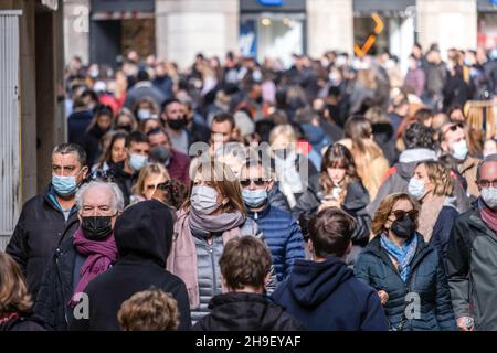 Barcellona, Spagna. 06 dicembre 2021. Nella zona commerciale di Portal d'Angel si possono vedere moltitudini di persone che indossano maschere facciali. Molte persone approfittano del secondo giorno non lavorativo con negozi che aprono, per fare acquisti in anticipo per Natale. Gli acquirenti sono visti indossare maschere protettive a causa delle infezioni da sovratensione Covid-19. (Foto di Paco Freire/SOPA Images/Sipa USA) Credit: Sipa USA/Alamy Live News Foto Stock
