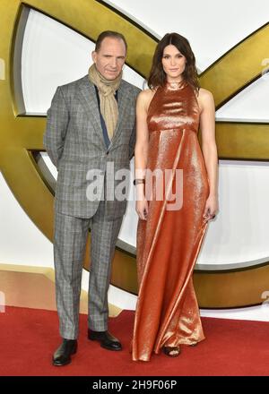 Londra, Regno Unito. 06 dicembre 2021. Ralph Fiennes e Gemma Arterton assiste a 'The Kings Man' - prima mondiale a Cineworld Leicester Square a Londra, Inghilterra. Lunedì 6 dicembre 2021. Credit: SOPA Images Limited/Alamy Live News Foto Stock