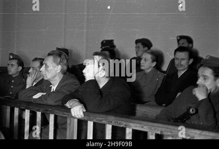 Warszawa, 1947-12. Proces pokazowy cz³onków Komitetu Porozumiewawczego Organizacji Demokratycznych Polski Podziemnej i III Zarz¹du (Komendy) Zrzeszenia Wolnoœæ i Niezawis³oœæ, oskar¿onych o szpiegostwo na rzecz pañstw zachodnich. Rozprwy przed Wojskowym S¹dem Rejonowym odbywa³y siê miêdzy 3 i 27 grudnia. NZ. ³awa oskar¿onice. W pierwszym rzêdzie Wincenty Kwieciñski (2L), W³odzimierz Marszewski (3L), Wac³aw Lipiñski (4L). W drugim rzêdzie - Halina Sosnowska (2P) i Stanis³aw Sêdziak (1P). po/mgs PAP Dok³adny dzieñ wydarzenia nieustalony. Varsavia, 1947 dicembre. Il processo show dei membri di Foto Stock