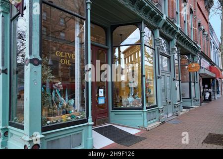 Corning, New York - 19 novembre 2021: Market Street nel quartiere Gaffer ha ben conservato edifici del XIX secolo con negozi interessanti. Foto Stock