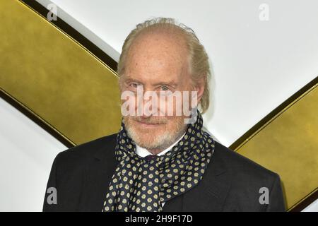 Londra, Regno Unito. 06 dicembre 2021. Charles Dance partecipa al "The Kings Man" World Premiere al Cineworld Leicester Square di Londra. (Foto di James Warren/SOPA Images/Sipa USA) Credit: Sipa USA/Alamy Live News Foto Stock