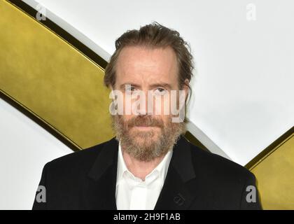 Londra, Regno Unito. 06 dicembre 2021. Rhys Ifans partecipa al "The Kings Man" World Premiere al Cineworld Leicester Square di Londra. (Foto di James Warren/SOPA Images/Sipa USA) Credit: Sipa USA/Alamy Live News Foto Stock