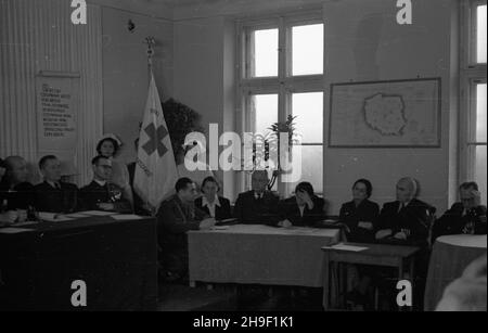 Warszawa, 1947-12-05. Ogólnokrajowy Zjazd Pe³nomocników, Inspektorów i Przedstawicieli Komitetów Spo³ecznych Okrêgów Polskiego Czerwonego Krzy¿a. NZ. Prezidio obrad. po/mgs PAP/ Varsavia, 5 dicembre 1947. Il congresso nazionale dei commissari, ispettori e rappresentanti dei comitati sociali della Croce Rossa polacca. Nella figura: il presidio. po/mgs PAP/ Foto Stock