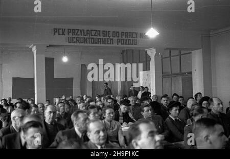 Warszawa, 1947-12-05. Ogólnokrajowy Zjazd Pe³nomocników, Inspektorów i Przedstawicieli Komitetów Spo³ecznych Okrêgów Polskiego Czerwonego Krzy¿a. Nuova sala obrad. po/mgs PAP/ Varsavia, 5 dicembre 1947. Il congresso nazionale dei commissari, ispettori e rappresentanti dei comitati sociali della Croce Rossa polacca. Nella foto: La sala del dibattito. po/mgs PAP/ Foto Stock