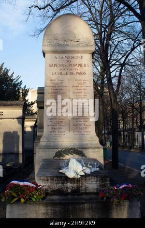 Memoriale per i vigili del fuoco parigini morti in linea di dovere, cimitero di Montparnasse, Parigi Francia Foto Stock