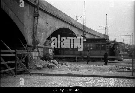 Warszawa, 1948-01. Odbudowany po wojnie i poszerzony wiadukt kolejowy nad ul. Targow¹. bb/mgs PAP Dok³adny dzieñ wydarzenia nieustalony. Varsavia, 1948 gennaio. Un viadotto ferroviario su Targowa Street, ricostruito dopo la guerra. bb/mgs PAP Foto Stock