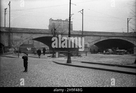 Warszawa, 1948-01. Odbudowany po wojnie i poszerzony wiadukt kolejowy nad ul. Targow¹. bb/mgs PAP Dok³adny dzieñ wydarzenia nieustalony. Varsavia, 1948 gennaio. Un viadotto ferroviario su Targowa Street, ricostruito dopo la guerra. bb/mgs PAP Foto Stock