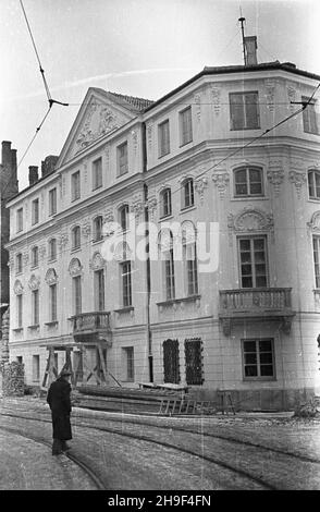 Warszawa, 1948-01. Odbudowany po zniszczeniach wojennych dawny pa³ac Wesslów przy ulicy Krakowskie Przedmieœcie 25, róg Trêbackiej i Koziej, w którym znajdowa³a siê tzw. Poczta Saska (Stara Poczta). PóŸnobarokow¹ budowlê przebudowano w latach 1879-82. bb/mgs PAP Varsavia, 1948 gennaio. Il Palazzo della Famiglia Wessel, ricostruito dopo la seconda Guerra Mondiale, in via Krakowskie Przedmiescie 25 e all'angolo tra le vie Trebacka e Kozia. Ospitava la cosiddetta posta Saxon (il vecchio ufficio postale). L'edificio Barroque fu ricostruito nuovamente tra il 1879 e il 1882. bb/mgs PAP Foto Stock