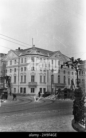 Warszawa, 1948-01. Odbudowany po zniszczeniach wojennych dawny pa³ac Wesslów przy ulicy Krakowskie Przedmieœcie 25, róg Trêbackiej i Koziej, w którym znajdowa³a siê tzw. Poczta Saska (Stara Poczta). PóŸnobarokow¹ budowlê przebudowano w latach 1879-82. Z prawej widoczna balustrada wokó³ pomnika Adama Mickiewicza. bb/MGS PAP Varsavia, 1948 gennaio. Il Palazzo della Famiglia Wessel, ricostruito dopo la seconda Guerra Mondiale, in via Krakowskie Przedmiescie 25 e all'angolo tra le vie Trebacka e Kozia. Ospitava la cosiddetta posta Saxon (il vecchio ufficio postale). Il più tardi edificio Barroque fu ricostruito nuovamente tra Foto Stock