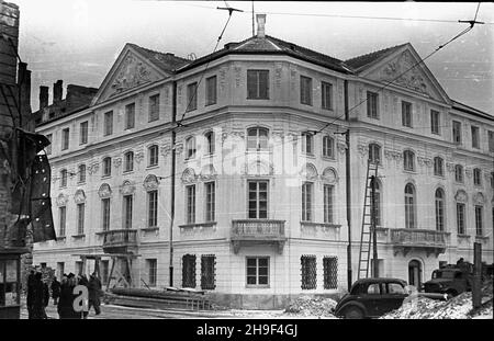 Warszawa, 1948-01. Odbudowany po zniszczeniach wojennych dawny pa³ac Wesslów przy ulicy Krakowskie Przedmieœcie 25, róg Trêbackiej i Koziej, w którym znajdowa³a siê tzw. Poczta Saska (Stara Poczta). PóŸnobarokow¹ budowlê przebudowano w latach 1879-82. bb/mgs PAP Varsavia, 1948 gennaio. Il Palazzo della Famiglia Wessel, ricostruito dopo la seconda Guerra Mondiale, in via Krakowskie Przedmiescie 25 e all'angolo tra le vie Trebacka e Kozia. Ospitava la cosiddetta posta Saxon (il vecchio ufficio postale). L'edificio Barroque fu ricostruito nuovamente tra il 1879 e il 1882. bb/mgs PAP Foto Stock