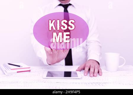 Segno che mostra Kiss Me. Business vetrina informalmente richiesta di toccare le mie labbra con le labbra o premere contro la presentazione della tecnologia di comunicazione Foto Stock