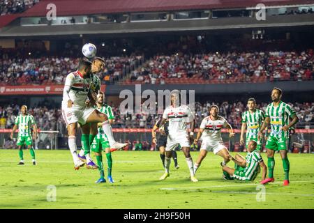 San Paolo, San Paolo, Brasile. 6 dicembre 2021. Campionato di Calcio brasiliano: San Paolo e Juventude. 6 dicembre 2021, Sao Paulo, Brasile: Reinaldo, della squadra di Sao Paulo, durante la partita di calcio tra Sao Paulo e Juventude, valida per il 37° round del Campionato di calcio brasiliano, che si tiene presso lo stadio Morumbi, a Sao Paulo, lunedì (6). Credit: LECO Viana/TheNews2 (Credit Image: © Leco Viana/TheNEWS2 via ZUMA Press Wire) Foto Stock