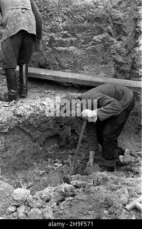 Warszawa, 1948-01. Przygotowywanie terenu budowy tunelu Trasy W-Z (Trasa Wschód-Zachód). NZ. Prace ziemne-wykopy przygotowawcze w rejonie placu Zamkowego. bb/mgs PAP Dok³adny dzieñ wydarzenia nieustalony. Varsavia, 1948 gennaio. Preparativi per la costruzione del tunnel di rotta W-Z (Est-Ovest). Nella foto: Lavori di terra vicino a Piazza Zamkowy. bb/MGS PAP Foto Stock