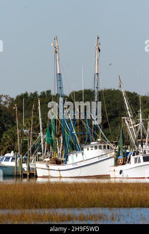 Barche di gamberi ormeggiate al molo lungo la costa della Carolina del Sud (USA) a Fripp Island. Foto Stock