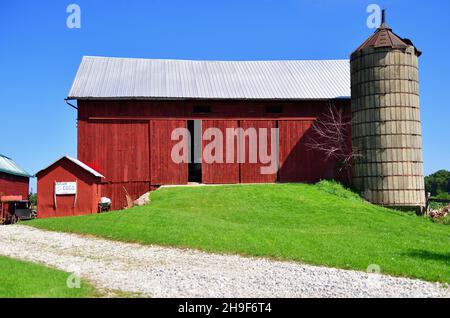 Lagrange, Indiana, Stati Uniti. Un granaio rosso nel mezzo del paese Amish nell'Indiana nord-orientale. Foto Stock