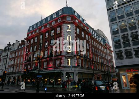 Fortnum & Mason ha avuto è 2021 luci di Natale su questa sera che genera un'atmosfera di Natale a Mayfair . Turisti e locali si fermavano ad ammirare la sua bellezza. Fortnum e Mason offre una vasta gamma di regali di qualità , il tè e il caffè migliori da tutte le regioni del mondo così come i regali meravigliosi per il Natale e i biscotti e le delizie speciali migliori , ha anche una grande selezione di abbigliamento e calzature da tutti i gusti. E offre anche una meravigliosa selezione di decorazioni natalizie per soddisfare tutti. Foto Stock