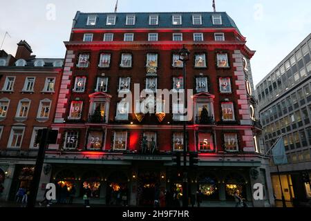 Fortnum & Mason ha avuto è 2021 luci di Natale su questa sera che genera un'atmosfera di Natale a Mayfair . Turisti e locali si fermavano ad ammirare la sua bellezza. Fortnum e Mason offre una vasta gamma di regali di qualità , il tè e il caffè migliori da tutte le regioni del mondo così come i regali meravigliosi per il Natale e i biscotti e le delizie speciali migliori , ha anche una grande selezione di abbigliamento e calzature da tutti i gusti. E offre anche una meravigliosa selezione di decorazioni natalizie per soddisfare tutti. Foto Stock