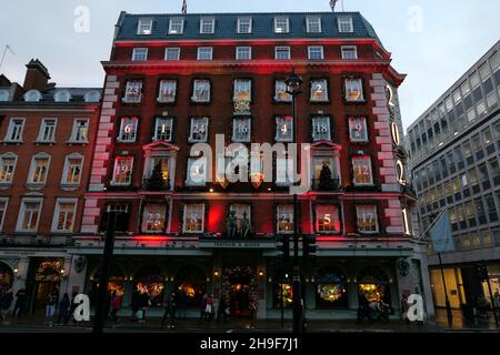 Fortnum & Mason ha avuto è 2021 luci di Natale su questa sera che genera un'atmosfera di Natale a Mayfair . Turisti e locali si fermavano ad ammirare la sua bellezza. Fortnum e Mason offre una vasta gamma di regali di qualità , il tè e il caffè migliori da tutte le regioni del mondo così come i regali meravigliosi per il Natale e i biscotti e le delizie speciali migliori , ha anche una grande selezione di abbigliamento e calzature da tutti i gusti. E offre anche una meravigliosa selezione di decorazioni natalizie per soddisfare tutti. Foto Stock