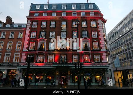 Fortnum & Mason ha avuto è 2021 luci di Natale su questa sera che genera un'atmosfera di Natale a Mayfair . Turisti e locali si fermavano ad ammirare la sua bellezza. Fortnum e Mason offre una vasta gamma di regali di qualità , il tè e il caffè migliori da tutte le regioni del mondo così come i regali meravigliosi per il Natale e i biscotti e le delizie speciali migliori , ha anche una grande selezione di abbigliamento e calzature da tutti i gusti. E offre anche una meravigliosa selezione di decorazioni natalizie per soddisfare tutti. Foto Stock