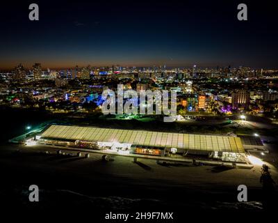 Foto aerea Miami Beach Art Basel 2021 tende sulla sabbia Foto Stock