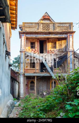 Vecchia casa vuota dilapidata, un edificio a Pragpur, un villaggio storico nel distretto di Kagra, Himachal Pradesh, India Foto Stock