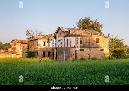 Una grande casa di campagna vuota dilapidata in Pragpur, un villaggio storico nel distretto di Kagra, Himachal Pradesh, India Foto Stock