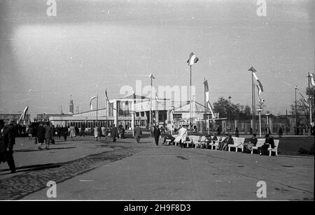 Poznañ, 1948. XXI Miêdzynarodowe Targi Poznañskie (24.IV - 9.V). ka PAP Dok³adny miesi¹c i dzieñ wydarzenia nieustalone. Poznan, 1948. La 21a Fiera Internazionale di Poznan (dal 24 aprile al 9 maggio), ka PAP Foto Stock