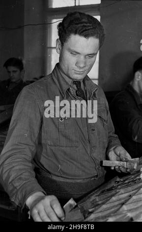 Warszawa, 1948-01. Drucarnia Instytutu G³uchoniemych. Wybiera czcionki z kaszty zecerskiej. Dok³adny dzieñ wydarzenia nieustalony. bk PAP Varsavia, 1948 gennaio. Una tipografia presso l'Istituto dei non udenti. Uno studente che seleziona i tipi. bk PAP Foto Stock