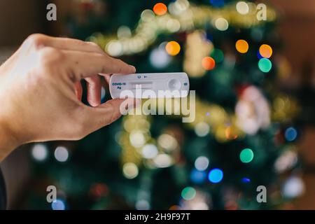 uomo irriconoscibile che mostra il test del coronavirus con esito negativo per essere in grado di viaggiare Foto Stock