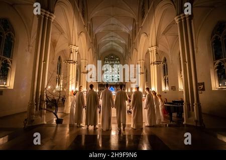 Londra, Regno Unito. 6 dicembre 2021. Sarah Evander, che gioca il ruolo di Lucia, guida la processione durante il tradizionale concerto scandinavo del coro nordico londinese “Sankta Lucia” alla Chiesa di San Giovanni, diretto da Carina Einarson. Il servizio prevede una processione a lume di candela di coristi guidati da una ragazza, Lucia, che indossa una corona di candele e una cenere rossa intorno alla sua vita. Credit: Guy Corbishley/Alamy Live News Foto Stock