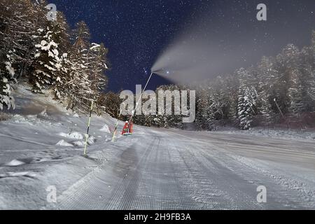 Piste da sci di notte sotto le stelle nel cielo Foto Stock